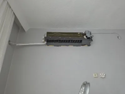 Paneli sökülmüş iç ünite: eşanjör ve turbin fan görünüyor